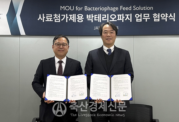 김현일 옵티팜 대표(오른쪽)와 황일환 이지바이오 대표가 업무협약을 체결하고 있다.