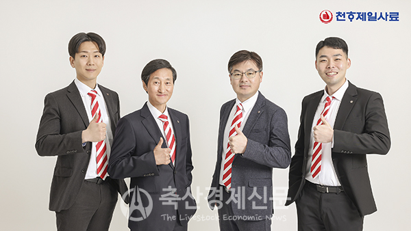 왼쪽부터 정신용 박사, 김덕영 한우연구소장(부사장), 이주환 박사, 정다진솔 박사가 포즈를 취하고 있다.