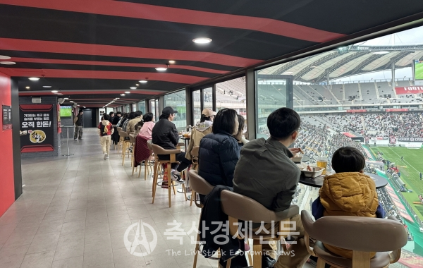 서울월드컵경기장 내 한돈 스카이펍에서 관람객들이 한돈 요리를 즐기며 경기를 관람하고 있다.