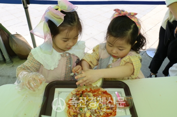 행사장을 찾은 어린이들이 국내산 치즈를 이용한 피자 만들기 체험을 하고 있다.