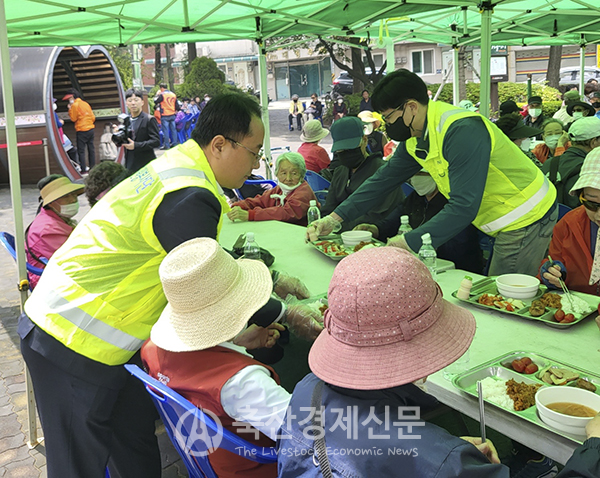 지난 10일 열린 사랑의 밥차 나눔행사에서 농협 축산물가공사업소 임직원이 식사를 배식하고 있는 모습.