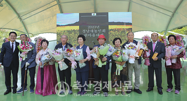 김주양 본부장(왼쪽)이 수상자들과 기념촬영을 하고 있다.