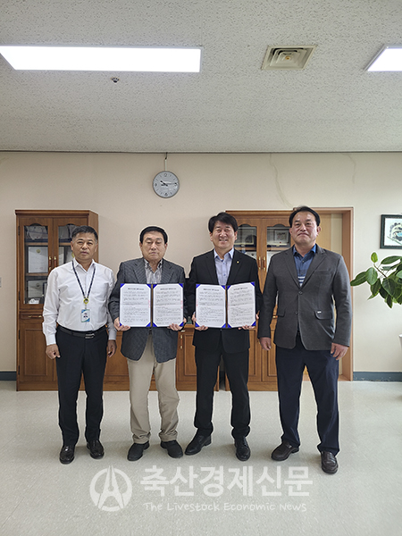 한경석 조합장(오른쪽 두번째)이 박주영 남원의료원장과 종합건강검진 협약을 체결하고 있다.
