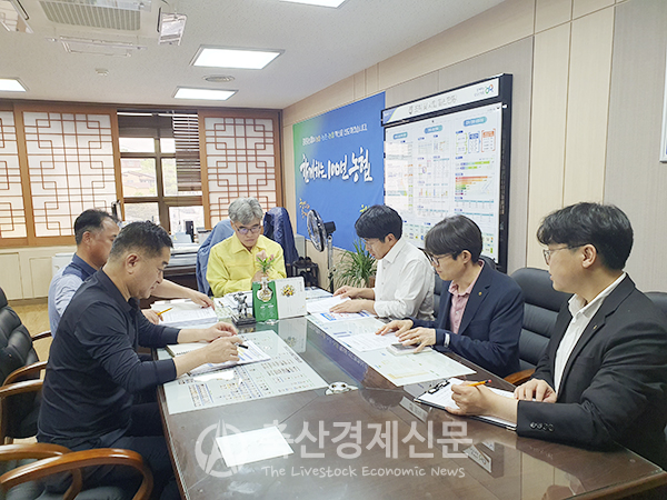농협강원지역본부 임직원들이 구제역 방역대책 회의를 개최하고 있다.