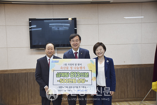 안병우 상임공동 대표(가운데)가 지난 19일 서울시 강동구 소재 노인시설에 삼계탕 813개를 전달하고 있다.