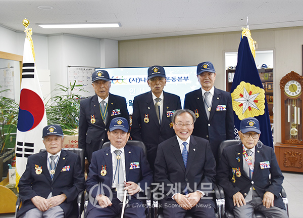 안승일 사무총장(앞줄  오른쪽 두번째)이 서울시지부 관계자들과 기념촬영을 하고 있다.