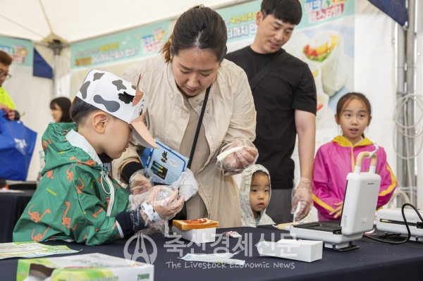 2023 밀크앤치즈페스티벌에서 어린이가 우유 모자 만들기 등 다양한 체험을 하고 있다.