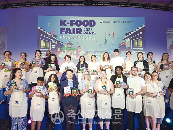 농협경제지주는 지난 6월 30일부터 7월 1일까지 프랑스 파리에서 열린 「2023 K-FOOD FAIR Paris」에 참가해 한국 농식품 홍보에 나섰다. 사진은 농협 관계자들이 '김치 만들기 체험 행사'를 마친 뒤 현지 바이어들과 기념사진을 찍는 모습.