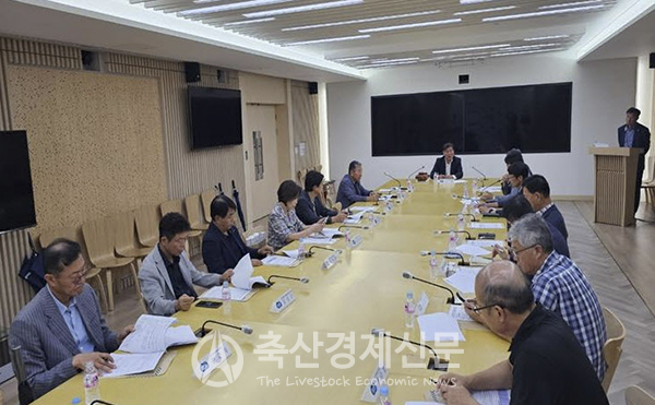 경기도축산발전단체협의회 참석자들이 경기도 축산현안을 논의하고 있다.