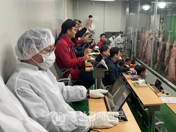 박병홍 원장(왼쪽)이 농협고령축산물공판장에서 온라인경매 전환 훈련에 참여하고 있다.