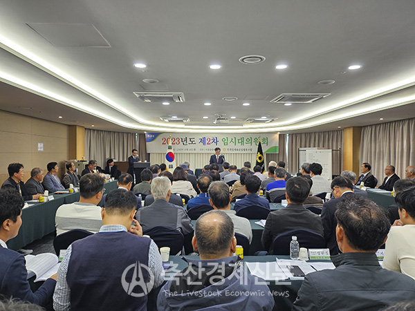 정성진 조합장이 한국양계농협 제2차 임시 대의원회에서 인사말을 하고 있다.