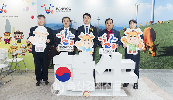 홍콩에서 열린 2023 Hong Kong K-Beef(HANWOO) Day에 참석한 한국 측 관계자들이 한우 홍보물을 들어 보이고 있다.