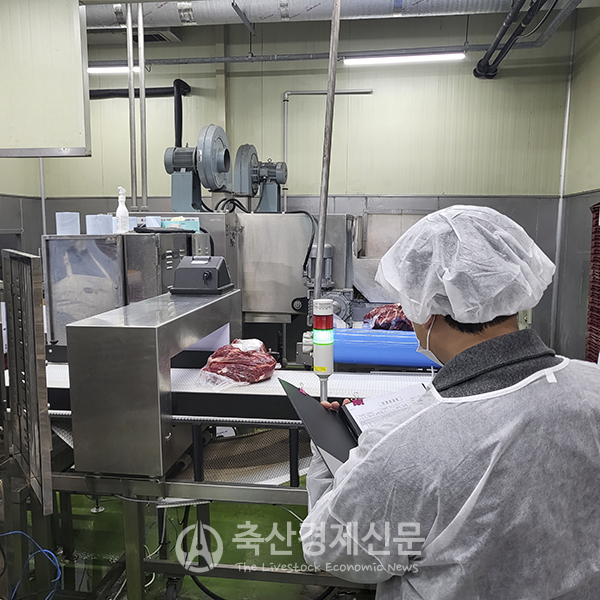 농협 축산물가공사업소 위생점검직원의 군납 소고기 공급업체 점검 모습.