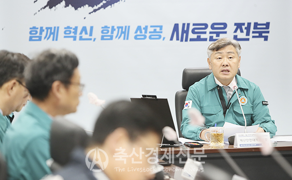 김관영 전북도지사가 AI 차단방역을 위해 재난안전대책본부를 가동하고 긴급 시장·군수 영상회의를 갖고 있다.