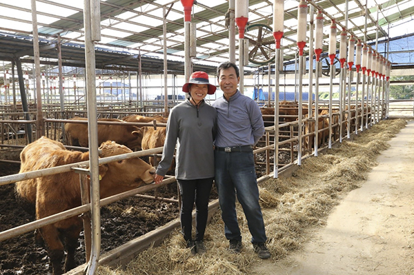 전북 김제 소재 한우사랑농장 유충렬 대표(오른쪽) 부부가 소를 배경으로 포즈를 취하고 있다.