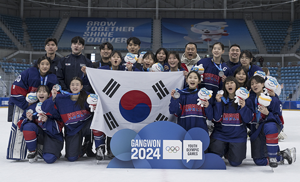 2024 강원 동계 청소년올림픽에서 은메달을 획득한 여자 아이스하키 대표팀이 환하게 웃고 있다.