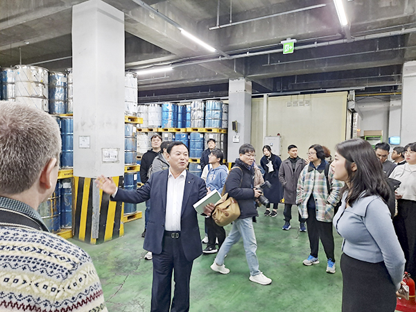 김용래 한국양봉농협 조합장(가운데)이 지하저장고를 소개하고 있다.