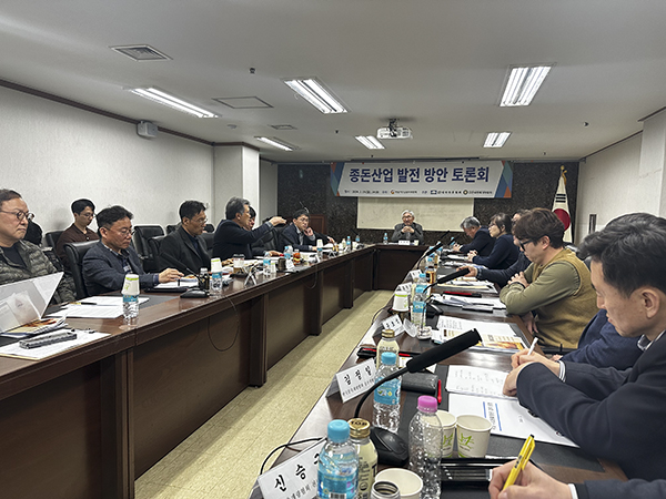 대한한돈협회와 한국종축개량협회는 지난 19일 종돈발전 세미나를 열고 한돈산업 발전을 위해 공동의 노력을 기울이기로 했다.