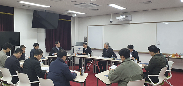한국가금학회 임원들이 금년도 학회 운영방안을 논의하고 있다.