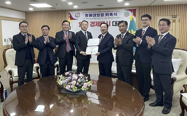 FAVA 2024 조직위원회가 이장우 대전광역시장에게 명예대회장 위촉증을 전달하고 있다.