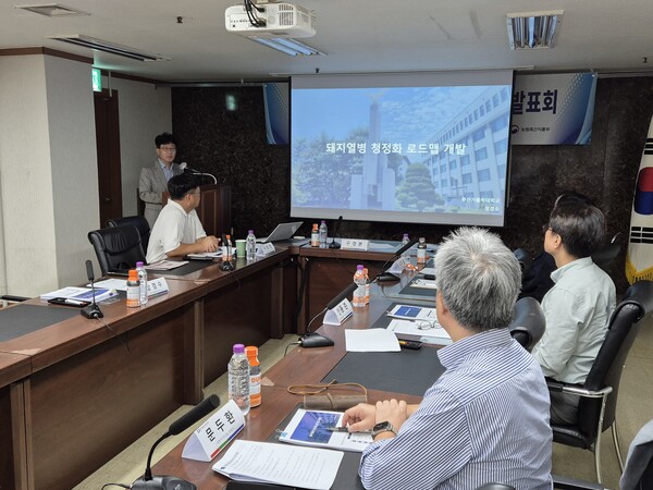 장경수 부산가톨릭대학교 교수가 돼지열병 청정화 로드맵 연구 결과를 발표하고 있다. 